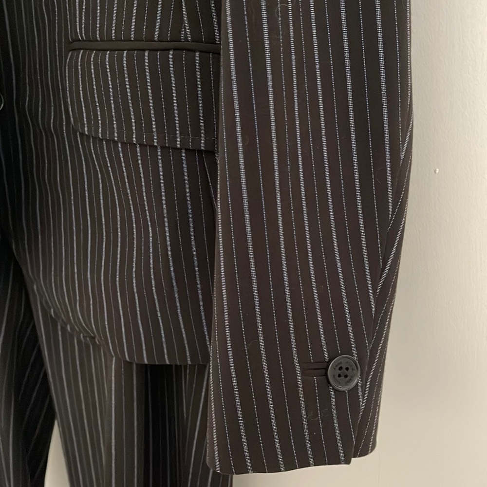 Women’s Anne Klein jacket and Capri pant suit. Sz 8. Black/whitish pin stripe.